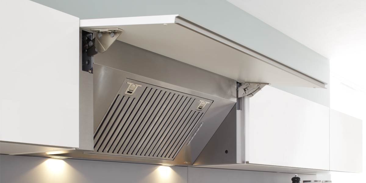 Er zijn vele mogelijkheden bij het kiezen van een afzuigkap. Bladafzuiging, plafondunits, wandafzuiging en of diagonale afzuiging*. Ongeacht welke keuze u maakt, alle afzuigkappen zorgen dankzij hun innovatieve techniek voor een fijne kookomgeving. * Vraag om specificaties aan uw keukenadviseur.