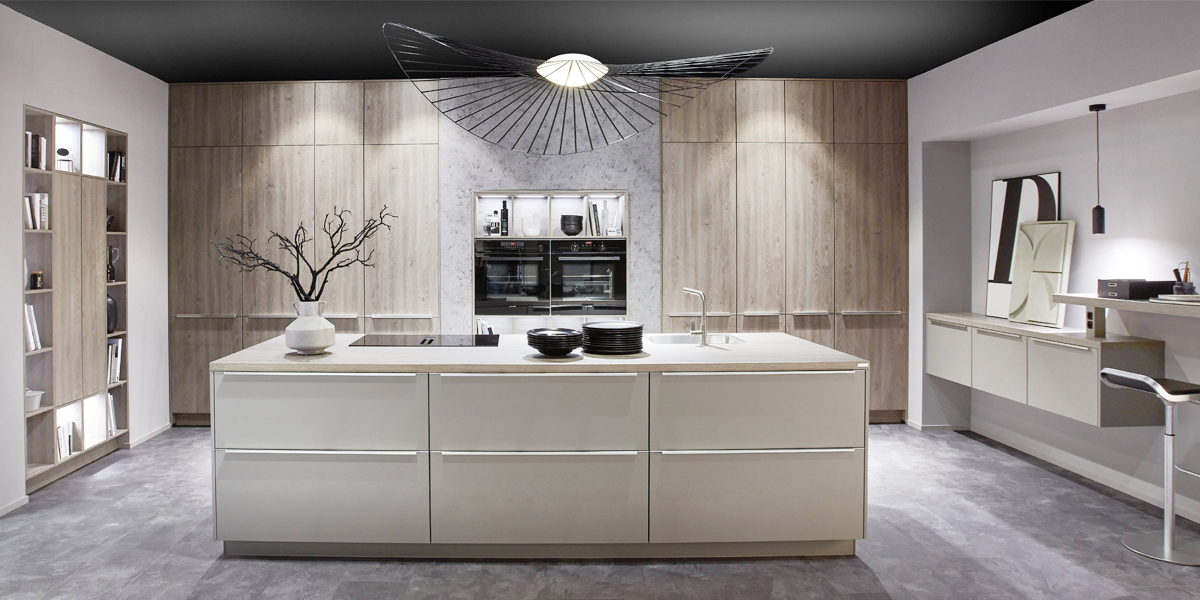 Moderne houten inrichtingen zijn in de mode en zorgen voor een gezellige sfeer. Bijzonder elegant is een mix van bij elkaar passende effen tinten en glasaccenten. Onze houten inrichtingen zijn functioneel en altijd eigentijds, en bieden eerstklassig keukencomfort met huiselijke charme.