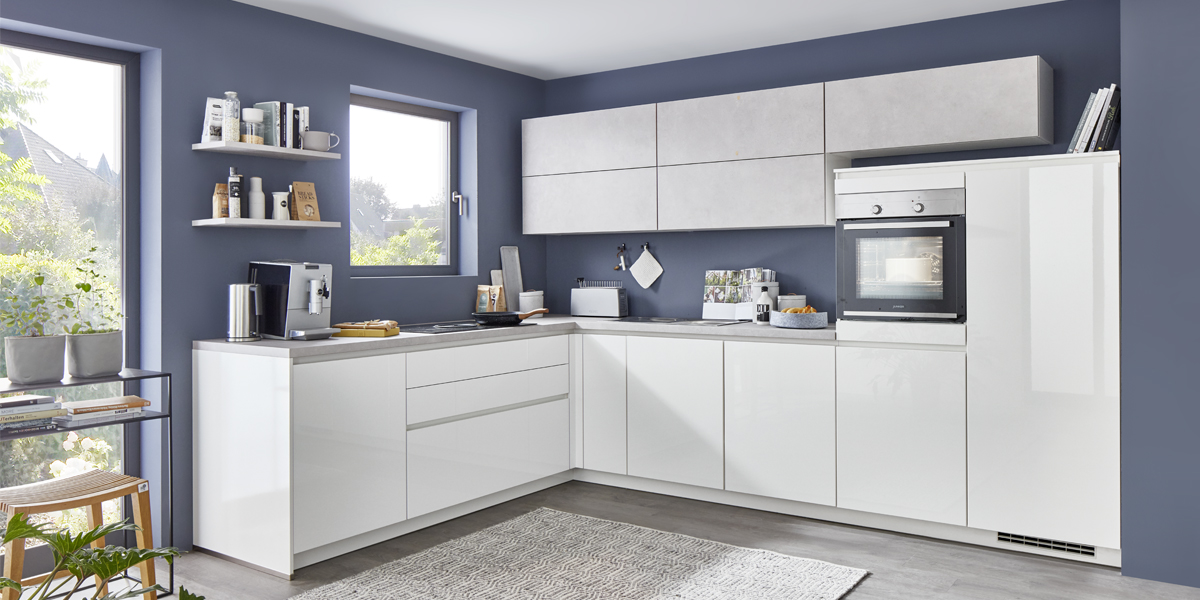 Voor veel plattegronden biedt ze de ideale vorm: de klassieke L-keuken met speciale hoekoplossingen voor kasten en een centrale werkruimte. Dit soort keuken zorgt voor kortere loopwegen, zodat u direct kunt koken en uw creaties een bijzondere toets kunt geven.