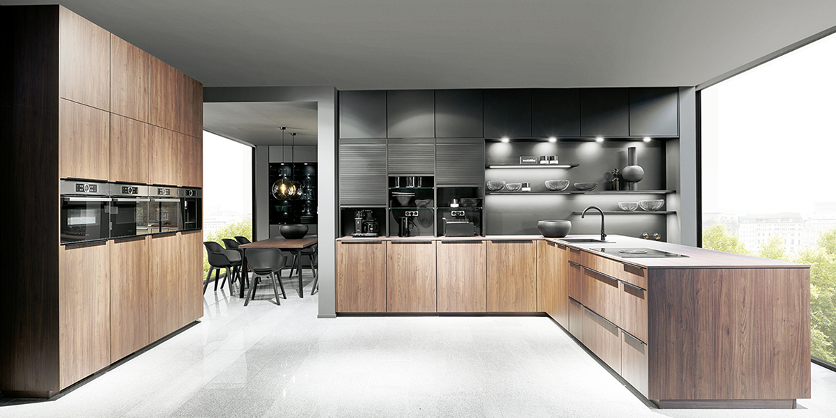 Heldere lijnen, luxe materialen en een helder gestructureerde interieurarchitectuur: dat vindt u in onze designkeukens! Onze adviseurs hechten veel belang aan een eigentijds en trendbewust design. Wij geven u graad advies!