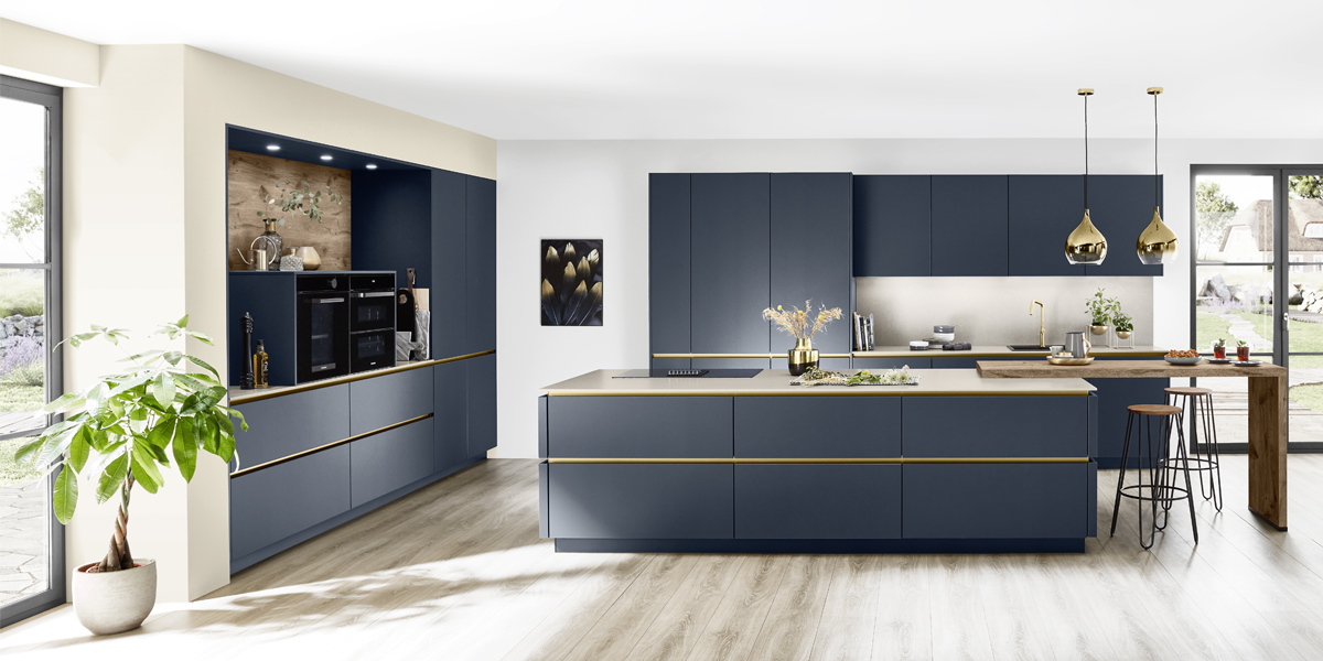 Heldere lijnen, luxe materialen en een helder gestructureerde interieurarchitectuur: dat vindt u in onze designkeukens! Onze adviseurs hechten veel belang aan een eigentijds en trendbewust design. Wij geven u graag advies!