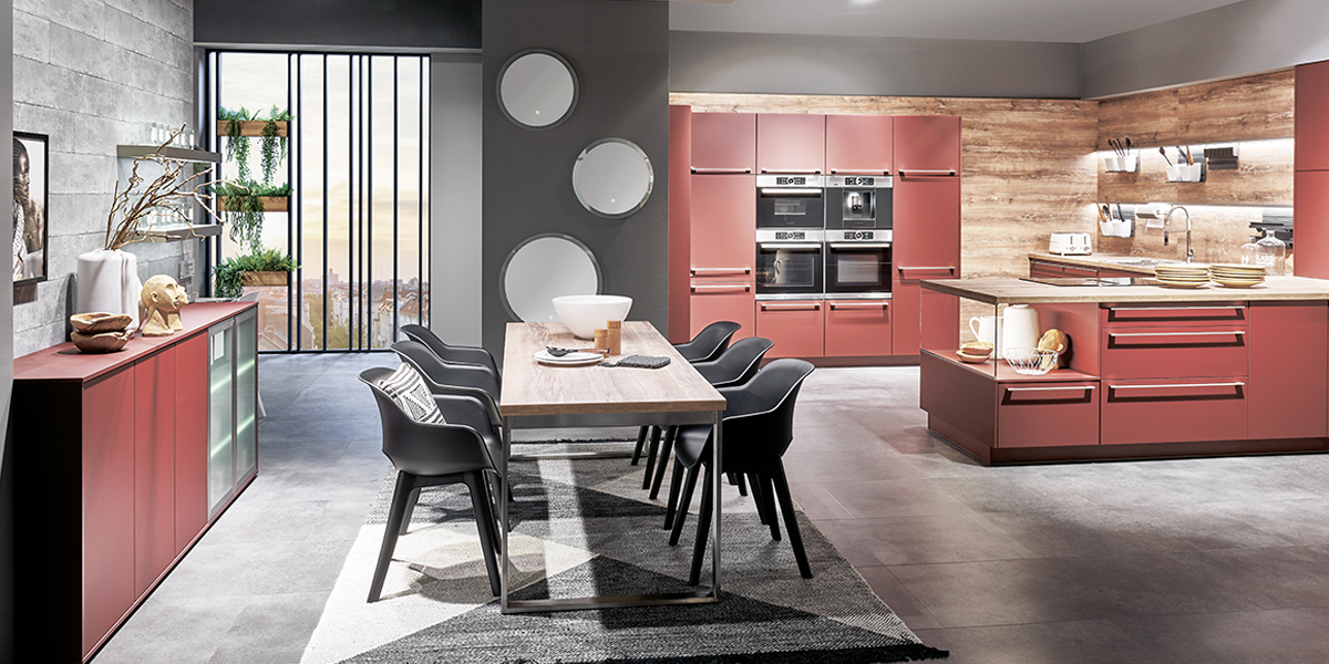 Heldere lijnen, luxe materialen en een helder gestructureerde interieurarchitectuur: dat vindt u in onze designkeukens! Onze adviseurs hechten veel belang aan een eigentijds en trendbewust design. Wij geven u graad advies!